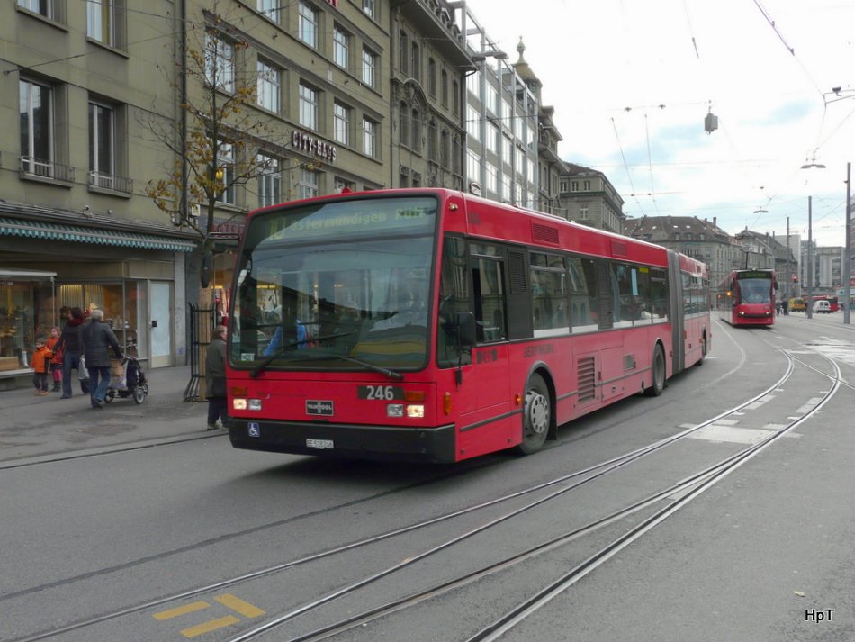 Bern mobil - VanHool Bus Nr.246 BE 518246 unterwegs auf der Linie 10 in Bern am 13.11.2009