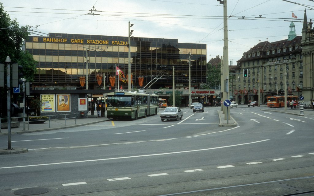 Bern SVB Trolleybuslinie 11 (FBW/R&J/Gangloff/BBC-Scheron-Gelenktrolleybus 59) Bahnhofplatz am 7. Juli 1990. - Im Hintergrund sieht man einen Teil des Hauptbahnhofs. Auf dem Bahnhofsgebude steht das Wort 'Bahnhof' in den vier Sprachen der Schweiz: Deutsch, Franzsisch. Italienisch und Rtoromanisch.