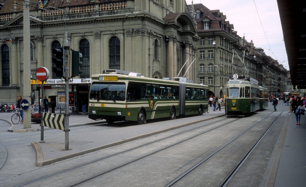 Bern SVB Trolleybuslinie 12 (Volvo/Hess/R&J/BBC-Scheron-Gelenktrolleybus 62) Bubenbergplatz / Bahnhof am 7. Juli 1990.