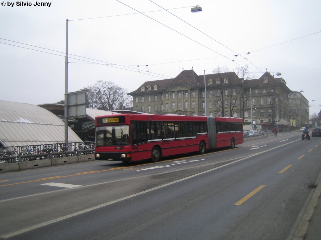 Bernmobil Nr. 217 (MAN NG272.2) am 9.2.2010 in Bern, Schanzenstrasse. Die MAN A11 sollen noch dieses Jahr grsstenteils aus Bern verschwinden. Nicht so der Wagen 217, Gerchten zufolge, soll der Wagen beim RBS einen 2. Frhling erleben.