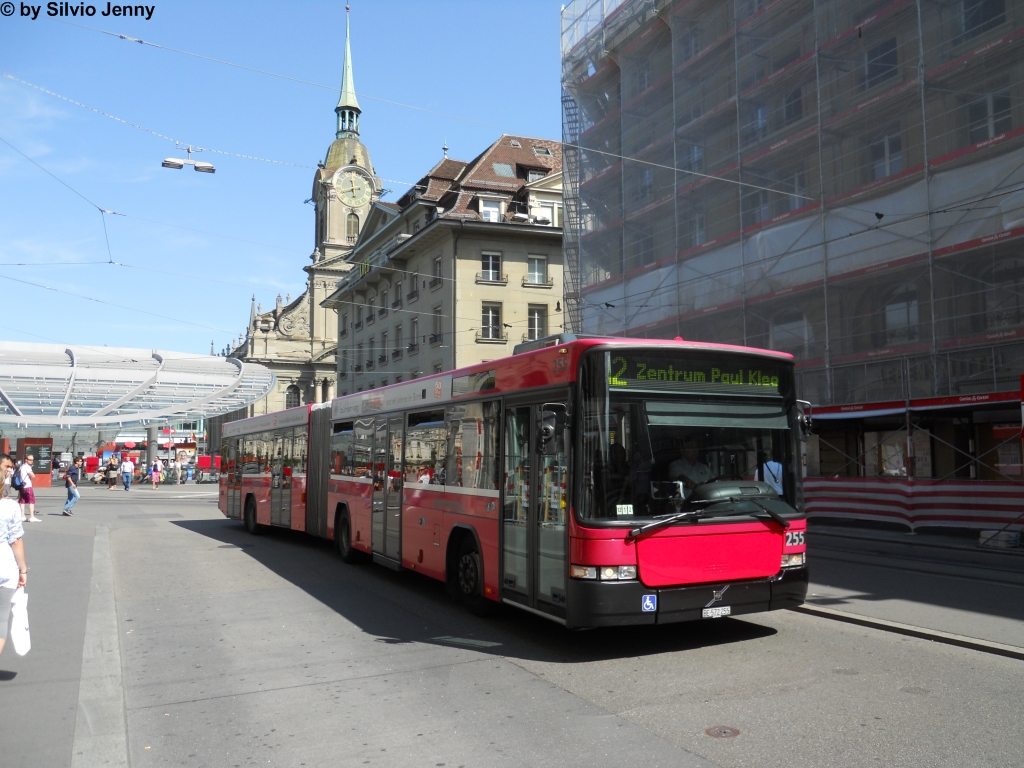 Bernmobil Nr. 255 (Volvo/Hess B7LA) am 19.8.2011 beim Bhf. Bern als Trolleybusersatz zum Zentrum Paul Klee.