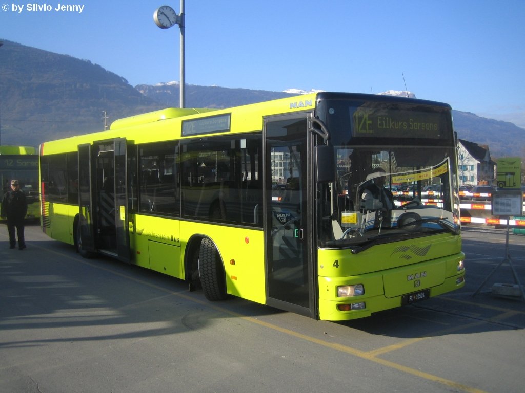 Bevor die LBA Gasbusse beschaffte kam noch eine Serie von MAN A20 Dieselbussen ins Frstentum Liechtenstein. Einer von ihnen ist der MAN Nr. 4, wo er am 27.11.09 in Sargans steht, und danach wieder als Eilkurs nach Vaduz fahren wird.