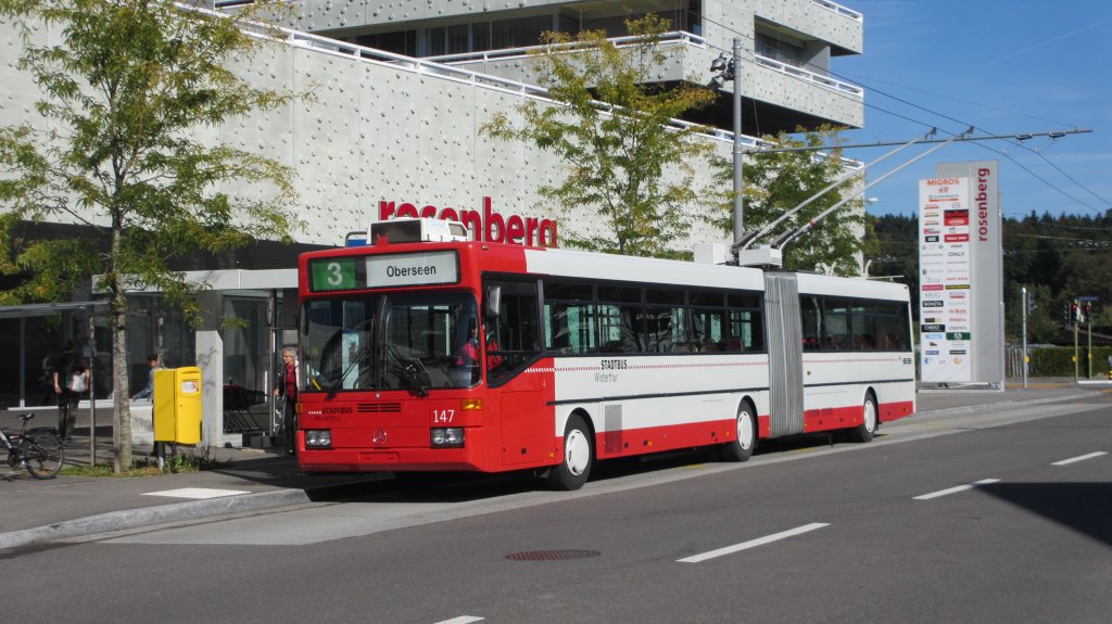 Bild vom 28.9.2012: Stadtbus 147 in der Endstation Rosenberg. Zuletzt verdienten die beiden zurckbehaltenen Mercedes Benz O405 GTZ ihr Gnadenbrot auf der Linie 3.
Mit der Rollbandanzeige kann die Verknpfung der Linien 1 + 2 nicht angezeigt werden.