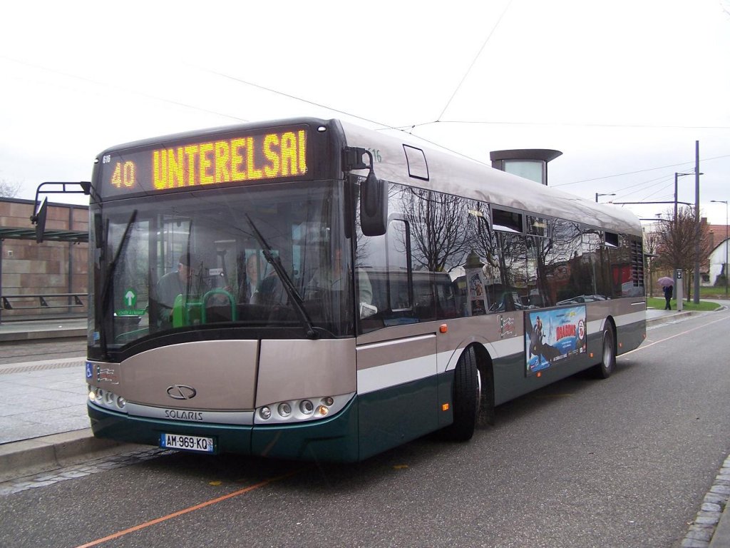 Bis im Sommer verkehren die Urbino 12 auf Linie 40, dann werden sie auf der Linie 72 fahren. Haltestelle Elsau am 26/03/10.