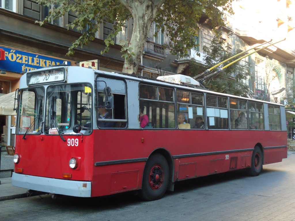 BKV Badapest - Nr. 909 - ZiU Trolleybus am 3. Oktober 2011 in Badapest, M Andrassy ut (Opera)
