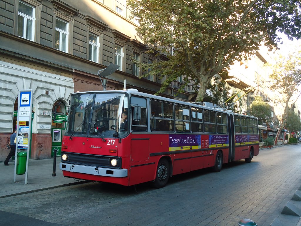 BKV Budapest - Nr. 217 - Ikarus Gelenktrolleybus am 3. Oktober 2011 in Budapest, M Andrassy ut (Opera)