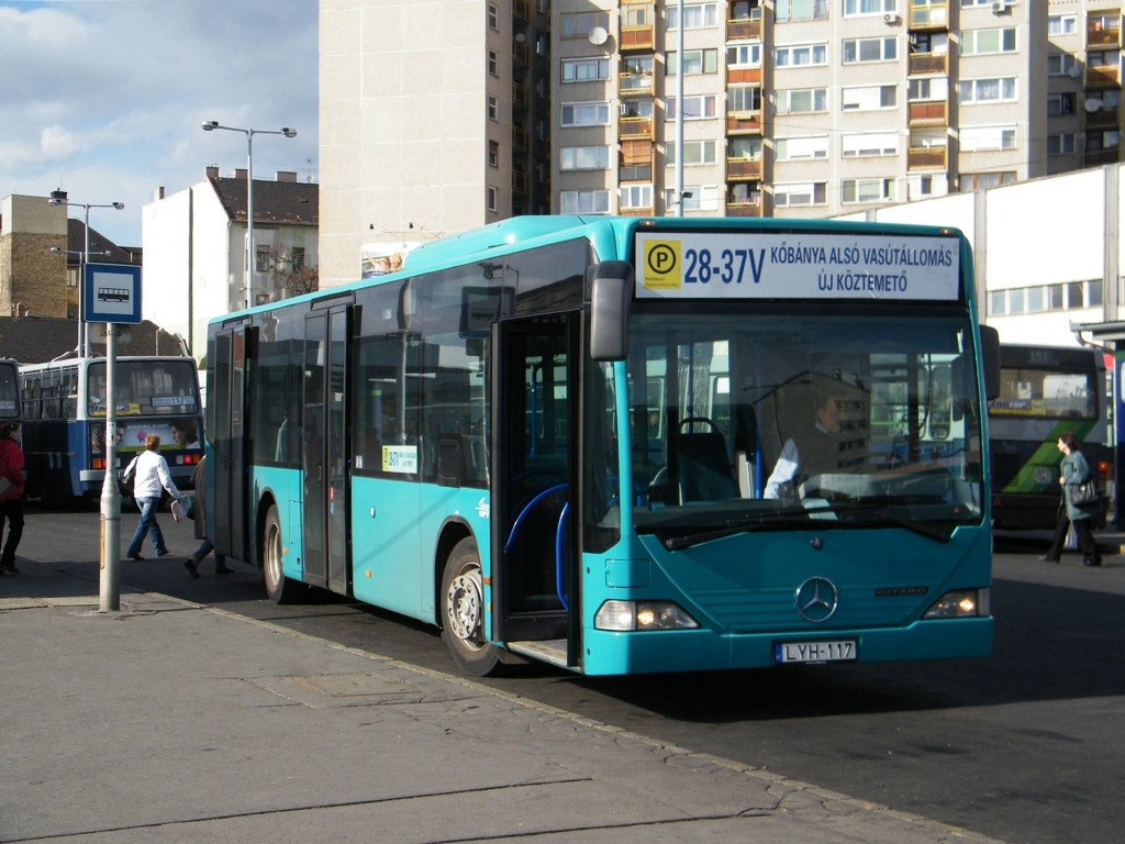 BKV LYH-117 (Mercedes Citaro, Linie 28-37V) beim Bahnhaltestelle Kőbnya-als, am 30. 03. 2012. Das ist ein der neusten Bus des BKV, hat die BKV-Farbe noch nicht bekommen.