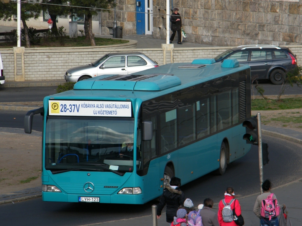 BKV LYH-123 (Mercedes Citaro, Linie 28-37V) beim Bahnhaltestelle Kőbnya-als, am 30. 03. 2012. Das ist ein der neusten Bus des BKV, hat die BKV-Farbe noch nicht bekommen. 