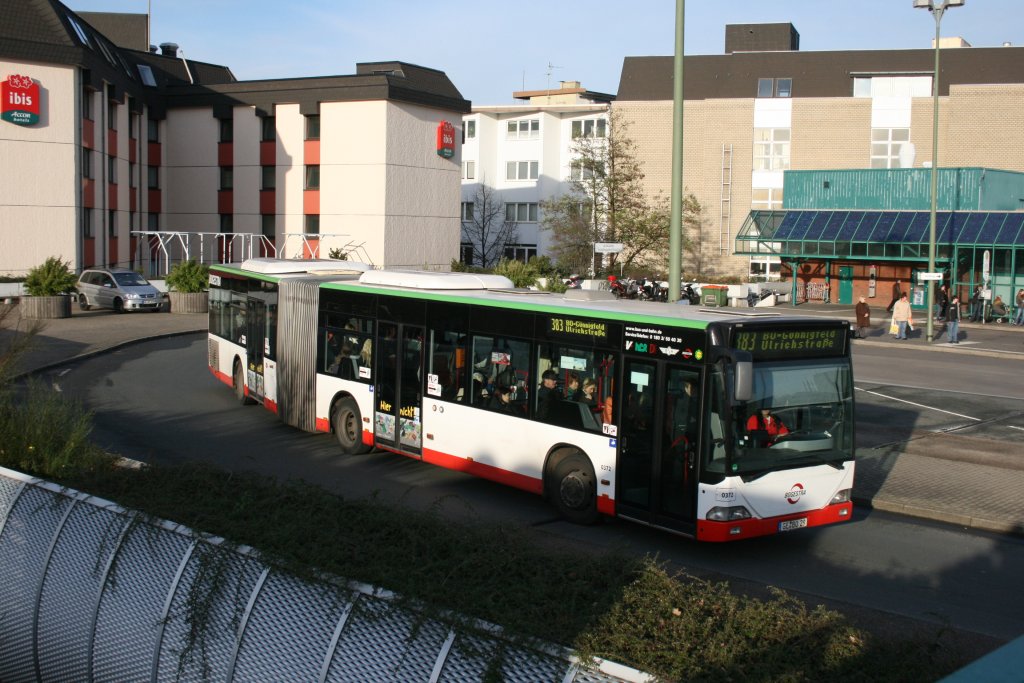 BOGE 0372 (GE BO 29 mit der Linie 383 nach Bochum Gnnigfeld.
Aufgenommen am HBF Gelsenkirchen am 7.12.2009.