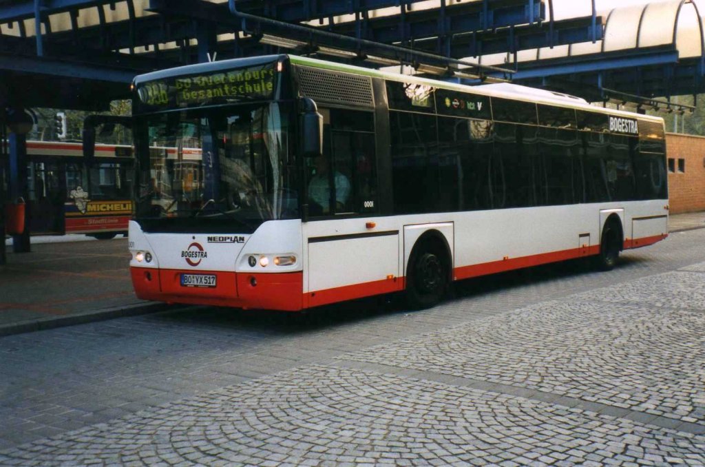 Bogestra 0001, ein Neoplan Centroliner N4416, aufgenommen im Mai 2002 am Hauptbahnhof in Bochum.