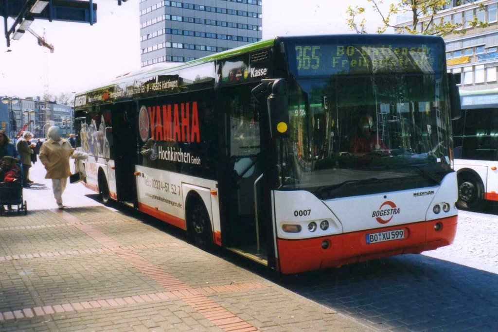 Bogestra 0007, ein Neoplan Centroliner N4416, aufgenommen im Mai 2002 am Hauptbahnhof in Bochum.