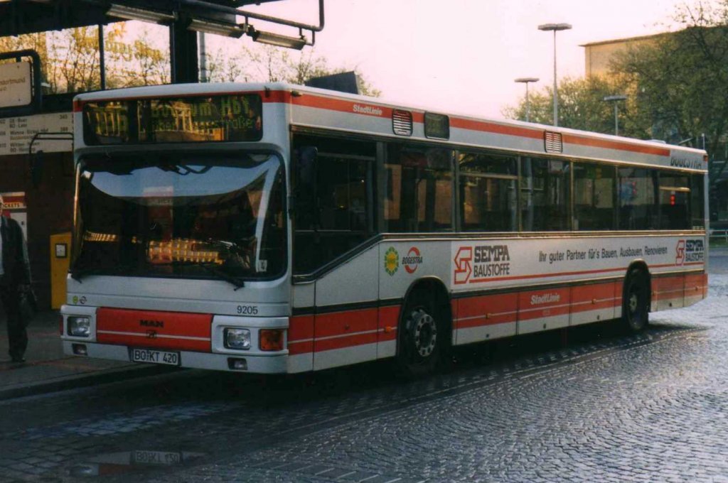 Bogestra 9205, ein MAN NL202, aufgenommen im Mai 2002 in Bochum am Hauptbahnhof.