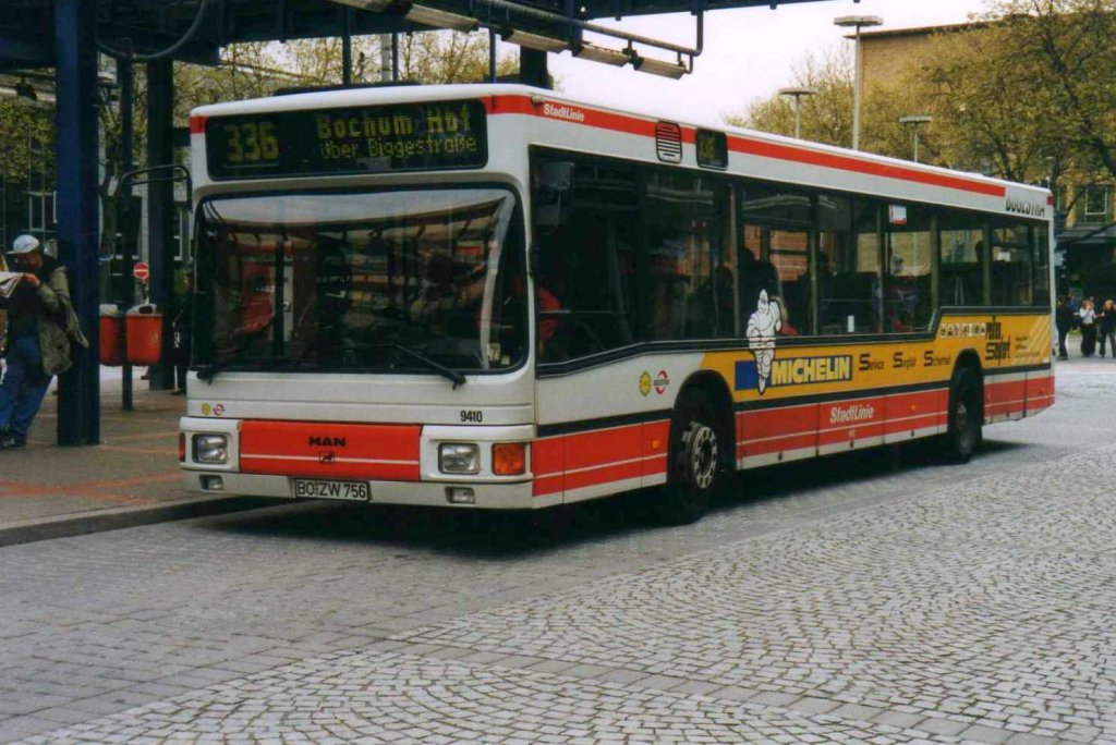 Bogestra 9410, ein MAN NL202, aufgenommen im Mai 2002 in Bochum am Hauptbahnhof.