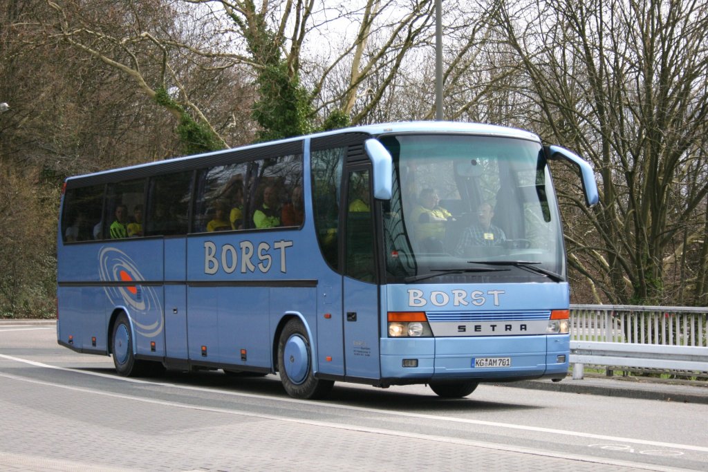 Borst Reisen (KG AM 701) bringt Fussballfans von Borussia Dortmund nach Dortmund.
Aufgenommen an der Westfallenhalle am 3.4.2010.