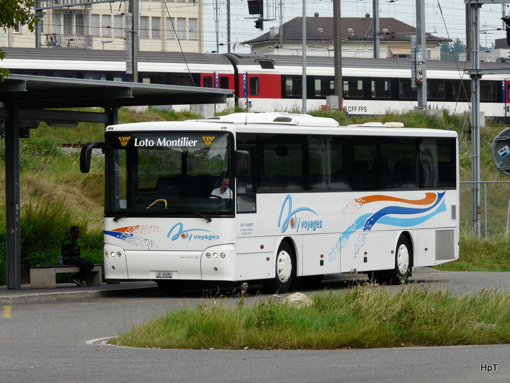 Bova VDL Reisecar bei der Reisebuchaltestelle hinter dem Bahnhof in Biel am 26.08.2011
