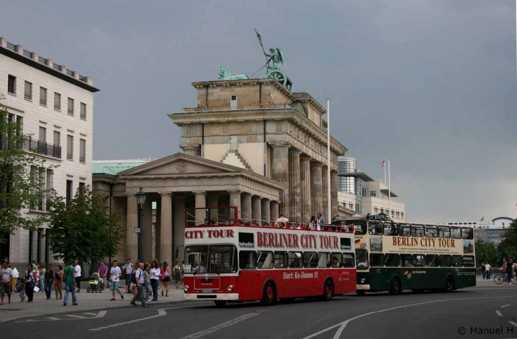 Brandenburger Tor mit 2 Stadtrundfahrtbus.
Aufgenommen am 9.8.2010.