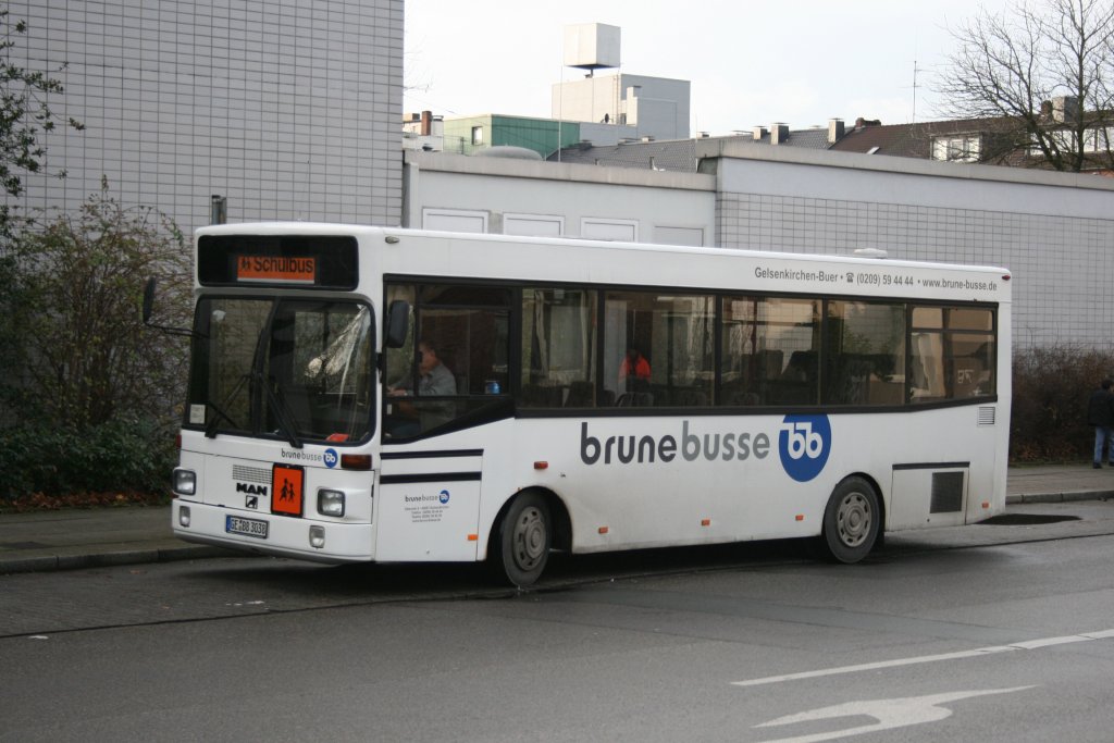 Brune Busse (GE BB 3038) aufgenommen am Schwimmbad in Gelsenkirchen Horst.