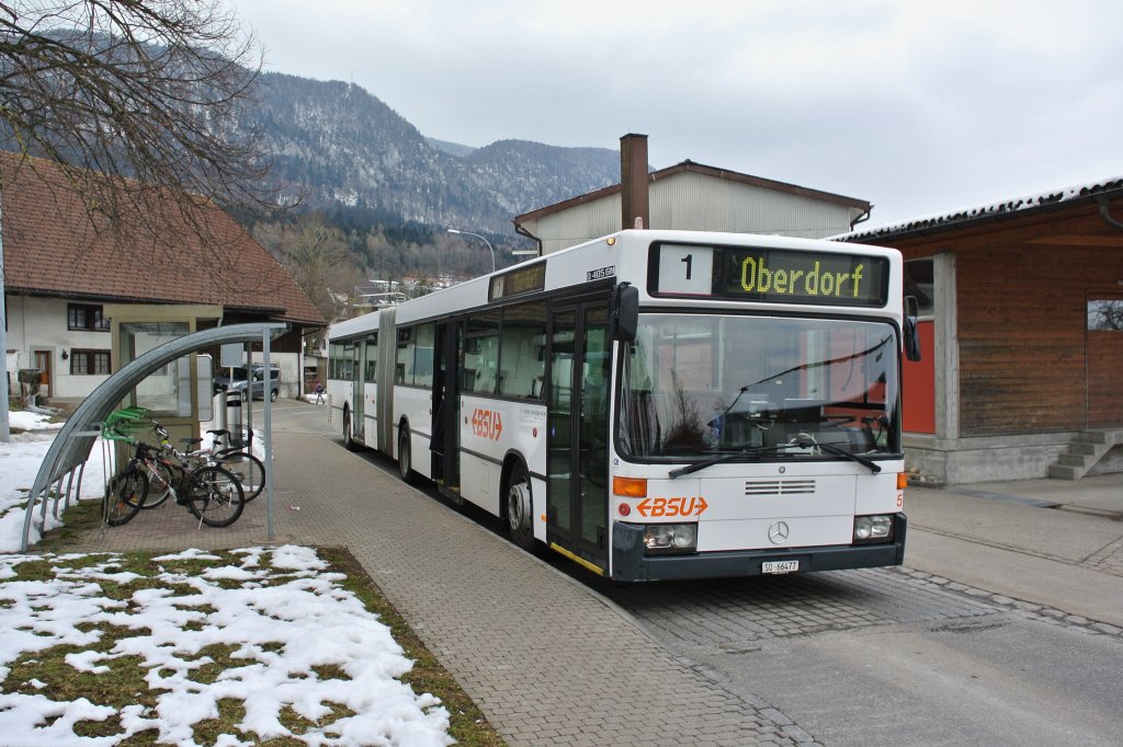 BSU MB 405GN Nr. 57 auf der Linie 1 bei der Haltestelle Oberdorf Endhalt, 21.02.2013.