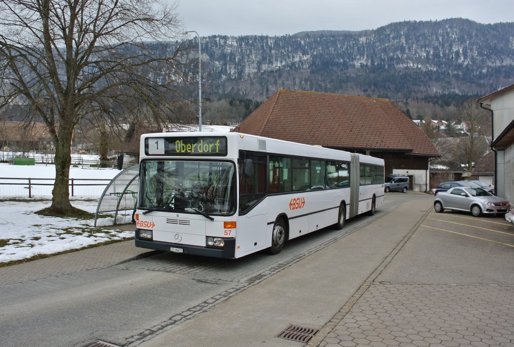 BSU MB 405GN Nr. 57 auf der Linie 1 bei der Haltestelle Oberdorf Endhalt, 21.02.2013.