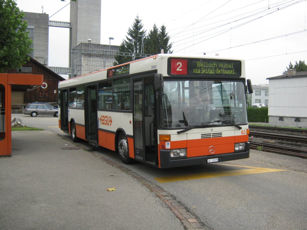 BSU MB 405N, Nr. 63, auf der Linie 3 (Linie 2 ist angeschrieben, da der Kurs ab Solothurn Hauptbahnhof weiter auf der Linie 2 verkehrt; mit der alten Rollenanzeige kann es nicht richtig angezeigt werden) bei der Haltestelle Lohn-Lterkofen Bahnhof. Dieses Fahrzeug ist nur noch einserne Reserve, an diesem Sonntag jedoch wieder einmal im Einsatz, 04.09.2011.