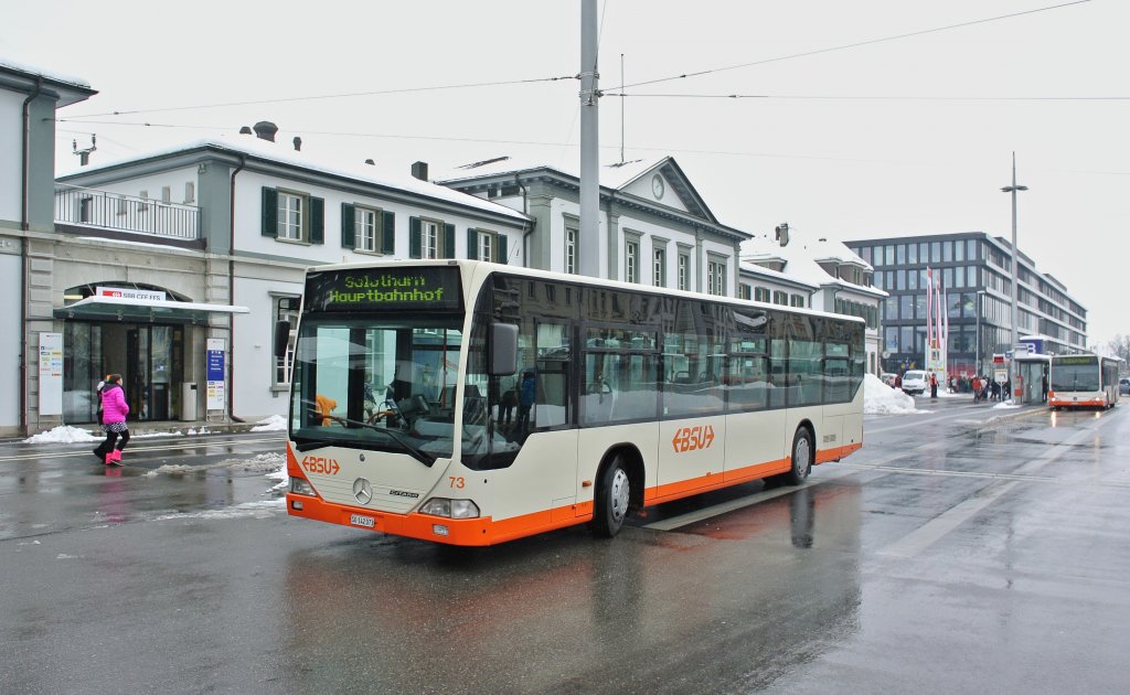 BSU MB Citaro I Nr. 73 wartet vor dem Hauptbahnhof Solothurn auf den nchsten Einsatz, 12.02.2013.