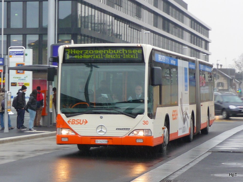 BSU - Mercedes Citaro Nr.30 SO 142030 unterwegs auf der Linie 7 bei den Haltestellen vor dem Bahnhof Solothurn am 11.03.2010