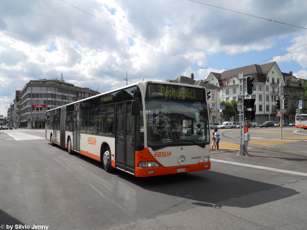 BSU Nr. 30 (Mercedes Citaro O530G) fhrt am 27.7.2010 ber den neugestalteten Bahnhofplatz von Solothurn