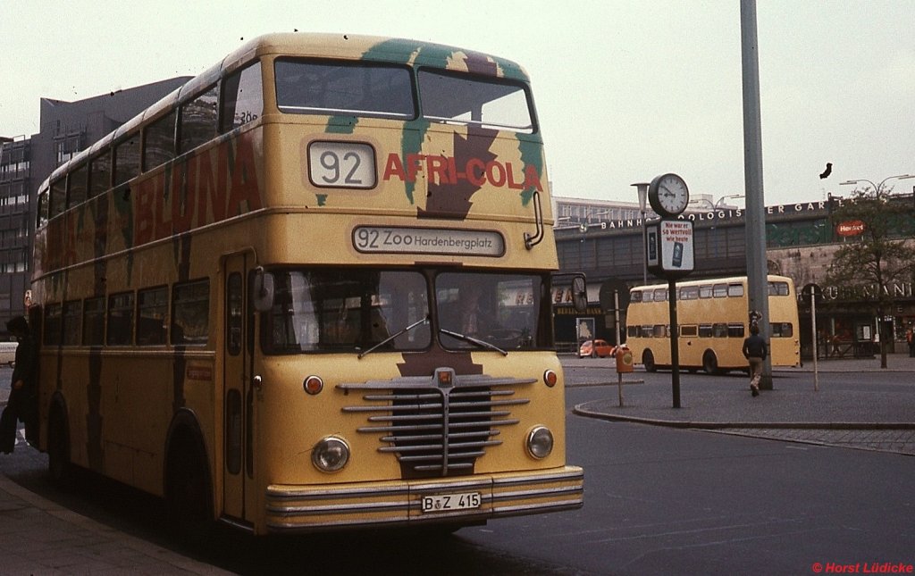 Büssing D2U der Berliner Verkehrsbetriebe als Linie 92 am Bahnhof Zoo (Sommer 1971)