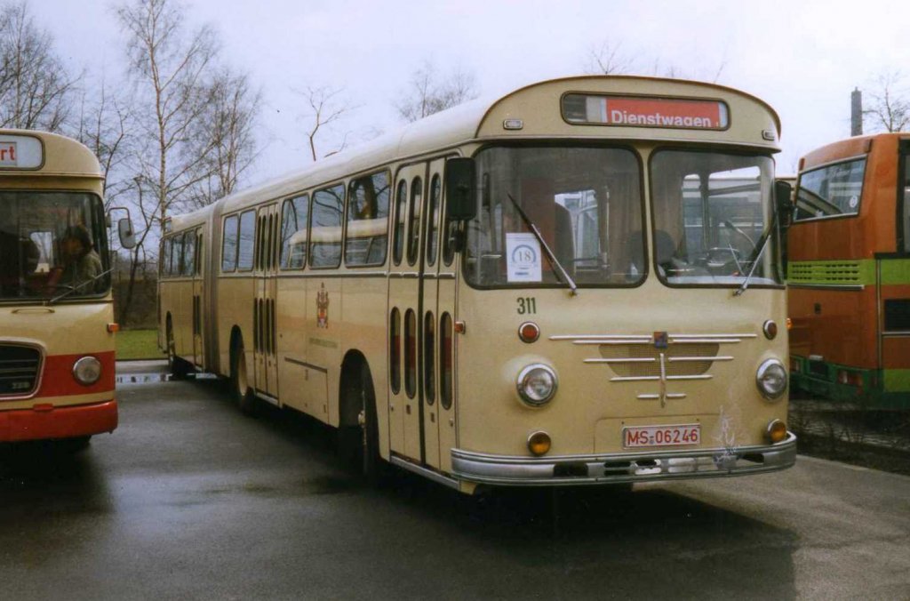 Bssing Emmelmann 14 RU 11 D, Wagen 311 der Stadtwerke Mnster. Aufgenommen im Mrz 1999 auf dem Gelnde der Neoplan NL in Oberhausen.