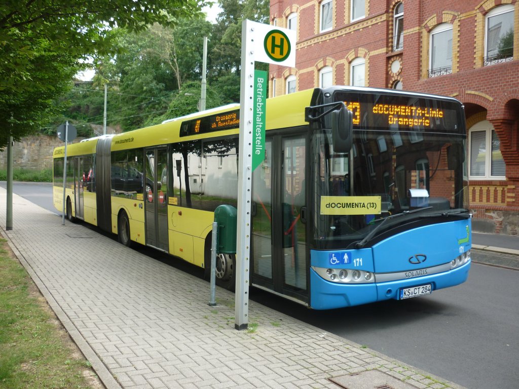 Bus 171 mit Documenta Werbung. Dieser Bus bedient die Linie D13 fr 100 Tage !
Betriebshaltestelle Kulturbahnhof (Hauptbahnhof)