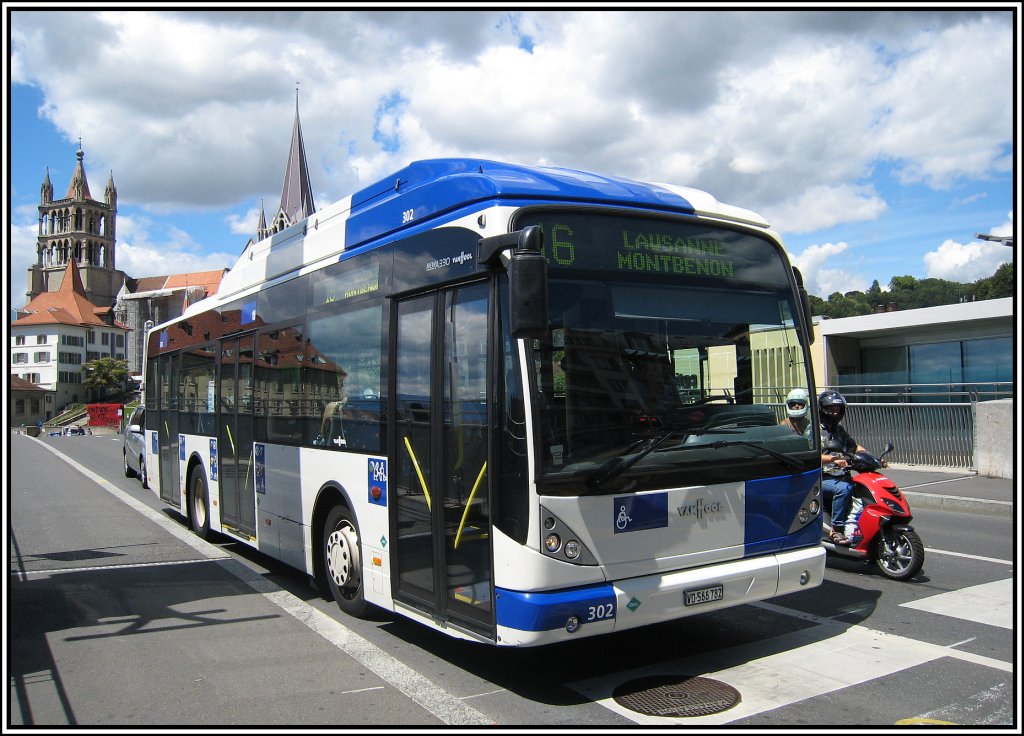 Bus 302 der TL Lausanne, aufgenommen am 25.07.2009 in Lausanne. Der Bushersteller ist Van Hool, als Typen-Nummer kann ich A330 erkennen. Frage an die Busexperten hier: Gehrt der Bus in eine der bereits bestehenden Kategorien, oder wre das eine neu zu erffnende?