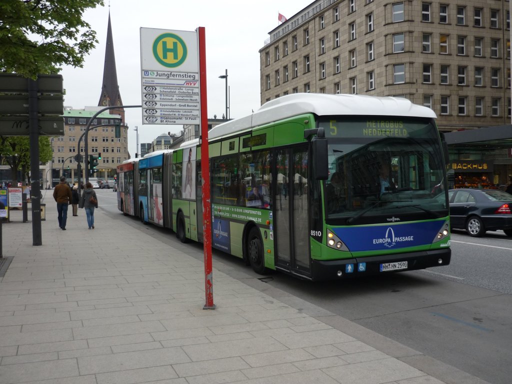 Bus 8510 auf der Metro-Linie 5 nach Nedderfeld am 11.05.2010 an der Alster.