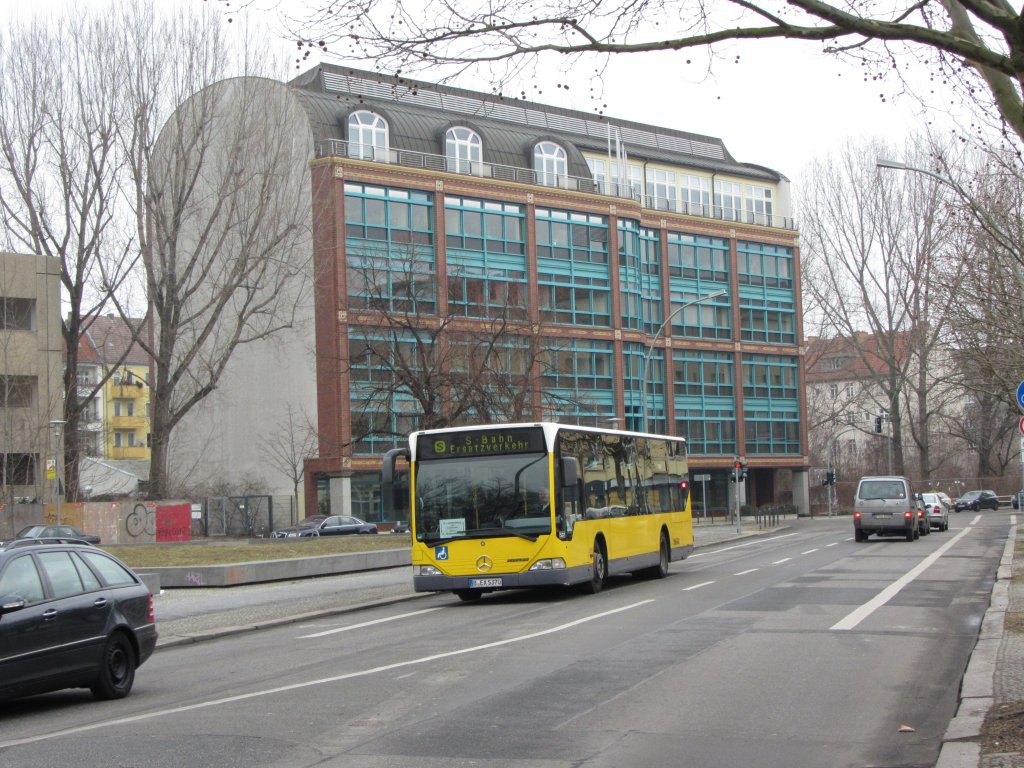 Bus B-EX 5370 vom Unternehmen BEX Berlin als Ersatzverkehr fr die S-Bahnlinien S5, 7 und 75 zwischen Lichtenberg und Nldnerplatz / Rummelsburg. Nldnerstrae, 18.2.2012