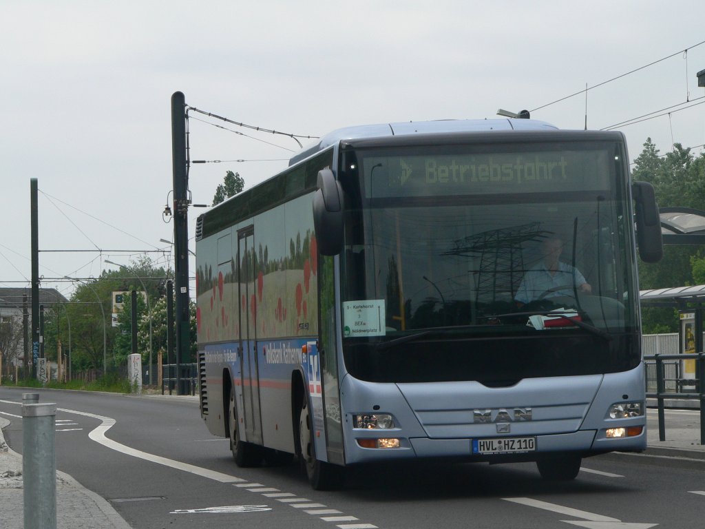 Bus HVL-HZ 110, ich nehme an vom Erdmanns Reisedienst, am 22.5.2010 in Berlin Karlshorst. Einsatz im S-Bahn-Ersatzverkehr zwischen Ostkreuz und Karlshorst. Blockdammweg Berlin.