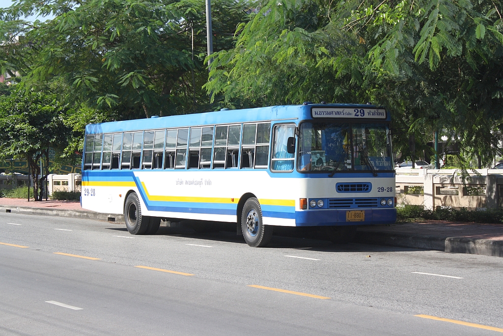 Bus der Linie 29 mit der Nr. 29-28 am 29.Okt. 2011 in Bangkok beim Bf. Hua Lamphong.

