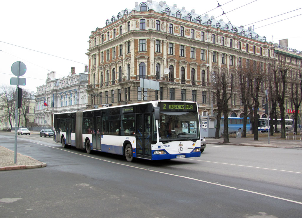 Bus Mercedes-Benz O530 Citaro G fhrt auf der Rainis Boulevard (Raiņa bulvāris). Dieses Photo wurde am 02.04.2011 gemacht.