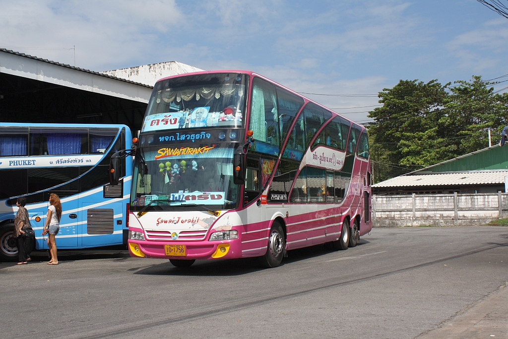Bus Nr 441-08, eingesetzt auf der Strecke Taeng-Phuket am 10.Jnner 2012 im Busterminal von Phuket Town.