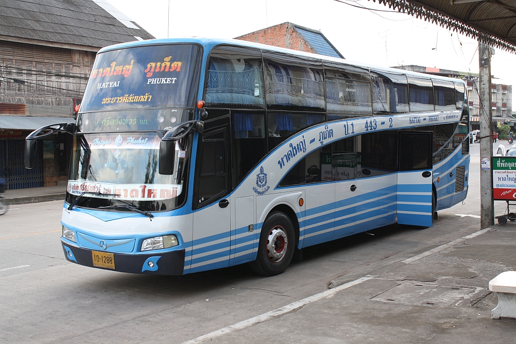 Bus Nr 443-2, eingesetzt auf der Strecke Hat Yai-Phuket am 10.Jnner 2012 whrend des planmssigem Stops beim Vetragsrestaurant in Trang.