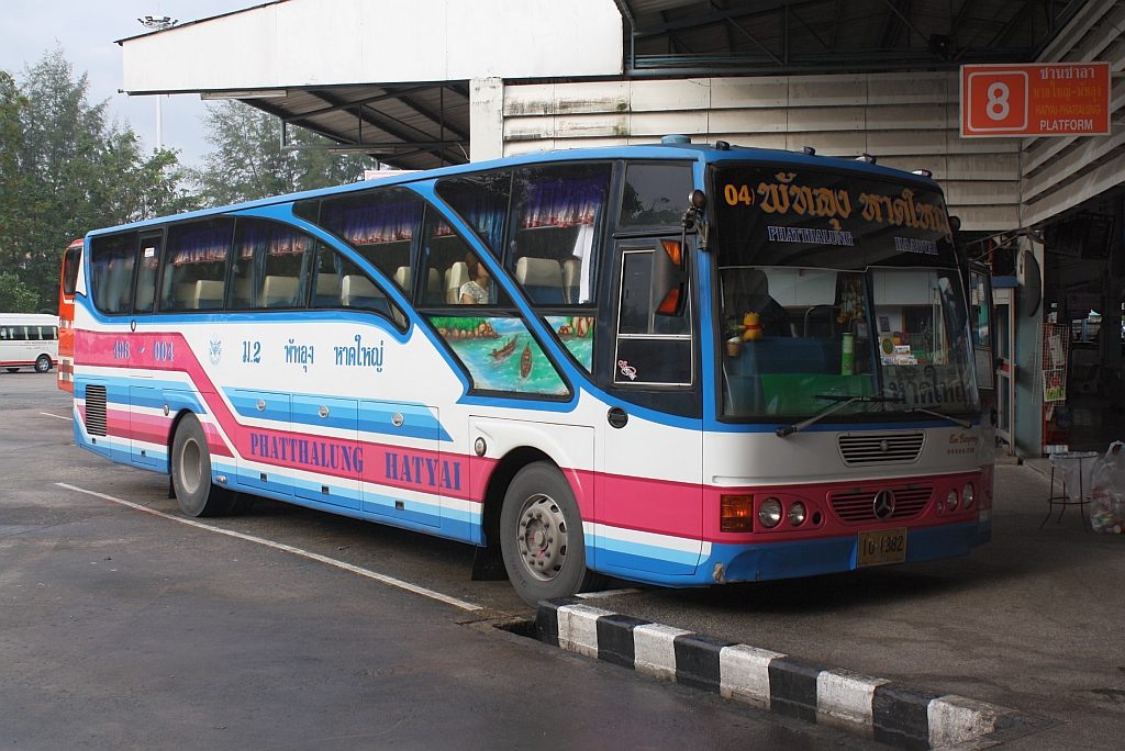 Bus Nr. 496-004, eingesetzt auf der Strecke Patthalung-Hat Yai am 13.Jnner 2012 im Busterminal von Hat Yai.