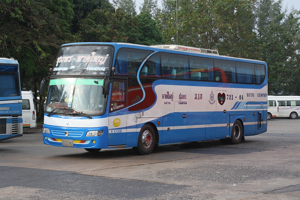 Bus Nr. 721-04, eingesetzt auf der Strecke Hat Yai-Chumphon am 13.Jnner 2012 im Busterminal von Hat Yai.