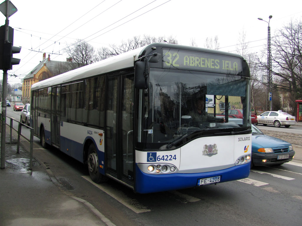 Bus Solaris Urbino 12 fhrt auf der Sieges Boulevard (Uzvaras bulvāris). Dieses Photo wurde am 03.04.2011 gemacht.