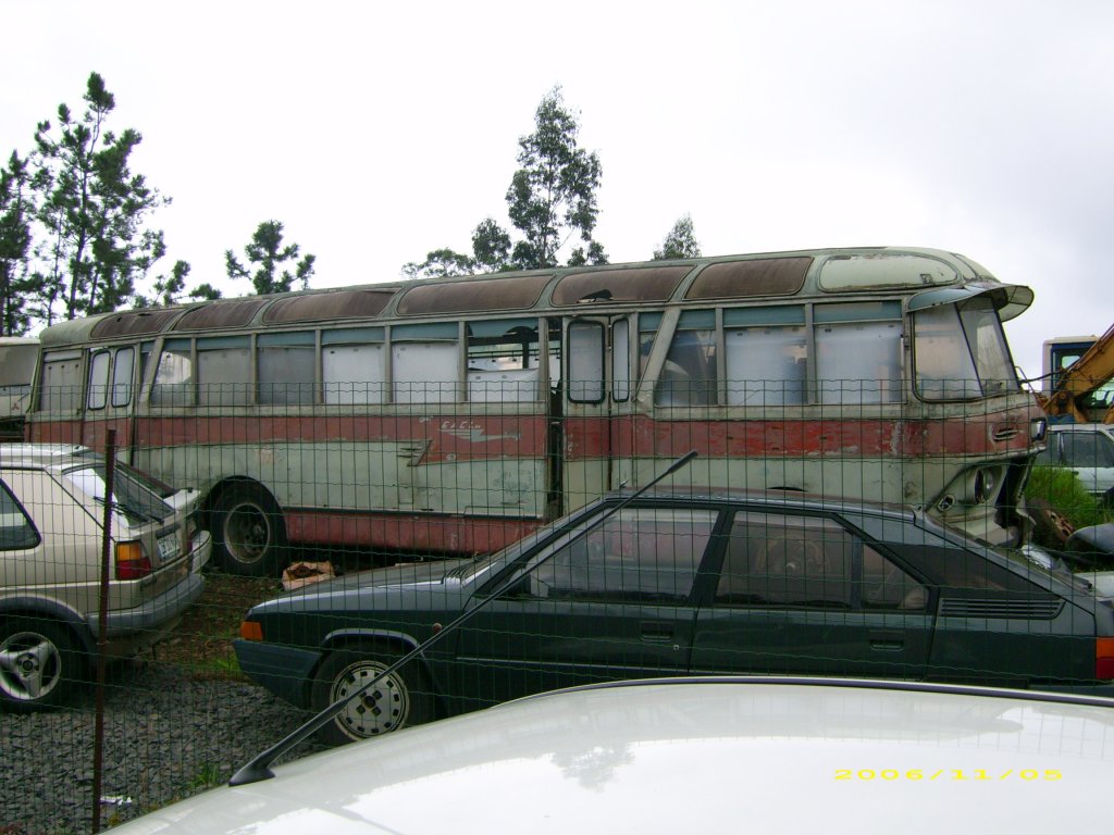 Bus unbekannten Typs auf einem Schrottplatz in der Nhe von Santana Madeira 11/2006