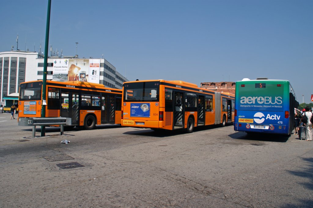 Busbahnhof in Venedig mit verschiedenen Bussen. Die Aufnahme stammt vom 10.07.2011.