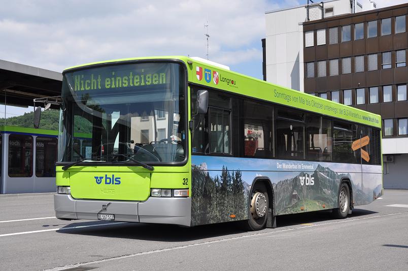 Busland AG, Burgdorf Nr. 32/BE 567'512 Volvo am 23. Juni 2010 mit Werbung fr den BLS-Wanderbus beim Bahnhof Burgdorf.