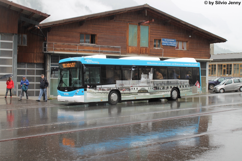 Busland (bls) Nr. 42 ''bls-Schifffahrt'' (Scania/Hess ''Bergbus'') am 29.6.2013 beim Bhf. Frutigen. Die beiden busland Scania, die Eigenwerbung des Mutterkonzerns bls tragen, wurden am Fest zum 100-Jahr-Jubilum der bls in Frutigen als Shuttle-Busse zwischen den Festpltze eingesetzt.