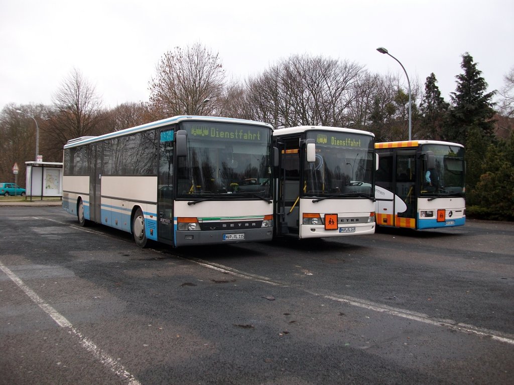 Busparade am 18.Januar 2011 am Busbahnhof in Stralsund.Von links SETRA S315 UL,mitte SETRA-Bus und rechts Mercedes INTEGRO.