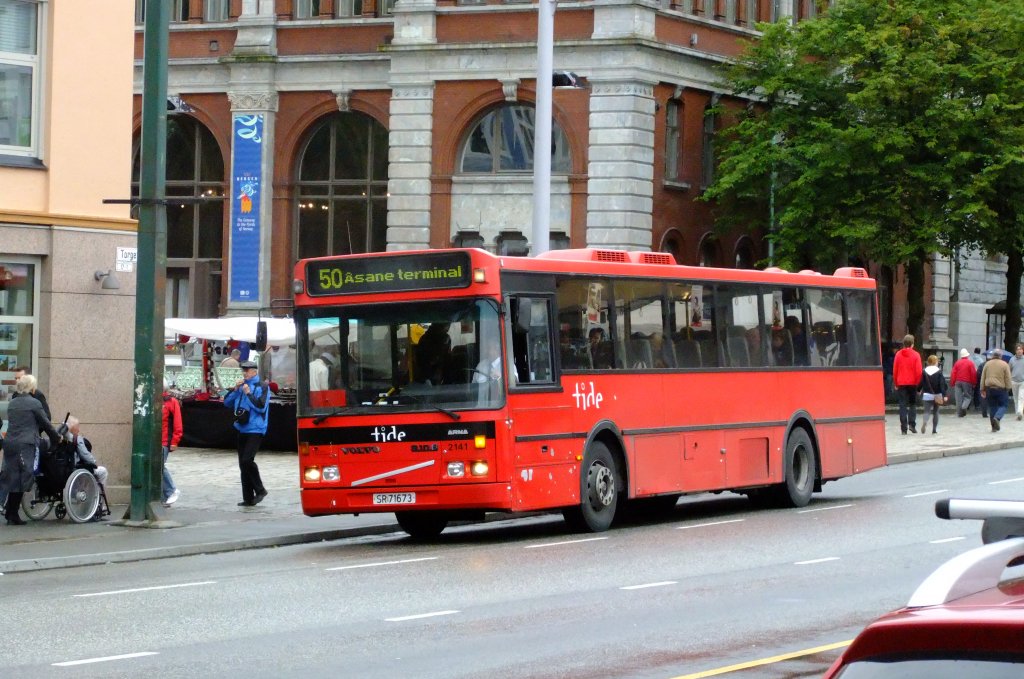 Busse mit Karosserie aus der Nachbarstadt Arna sind in Bergen in fast allen Farben unterwegs. Ein roter B10B fuhr mir am 7.7.2010 beim Torg vor die Linse. 