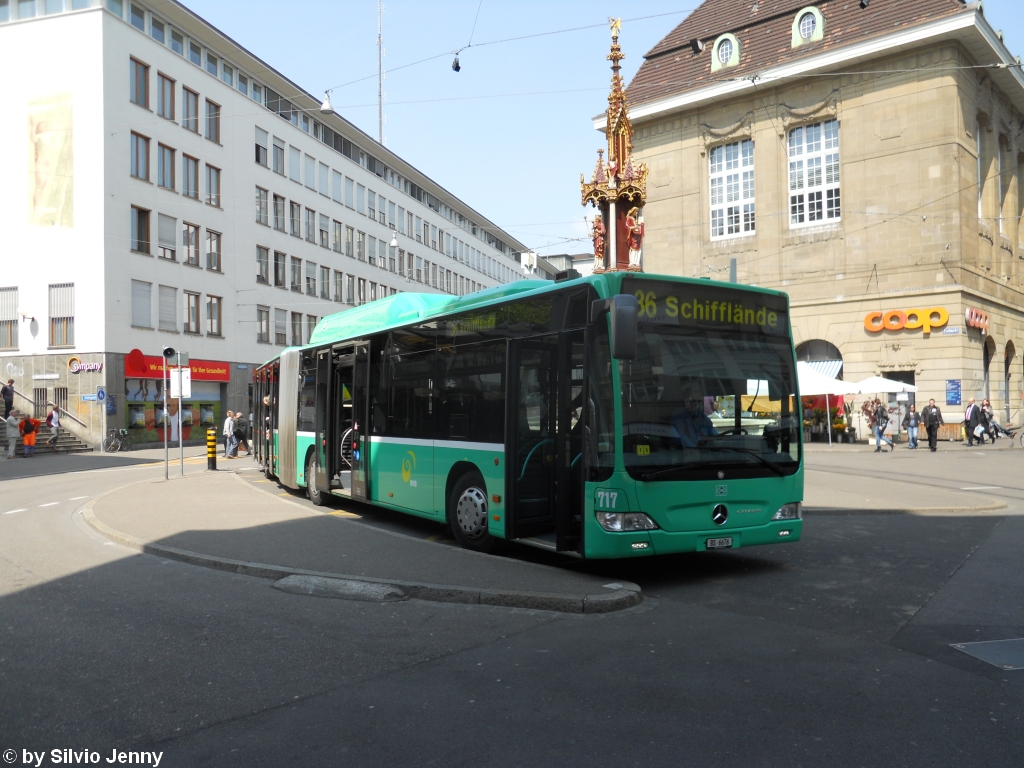BVB Nr. 717 (Mercedes CitaroII O530G CNG) am 21.4.2010 in Basel, Schifflnde. Die Busse der an der Schifflnde endenden Linien, lassen die Passagiere beim Fischmarkt aussteigen und fahren danach via Marktplatz zu ihrem Abfahrtsperron.
