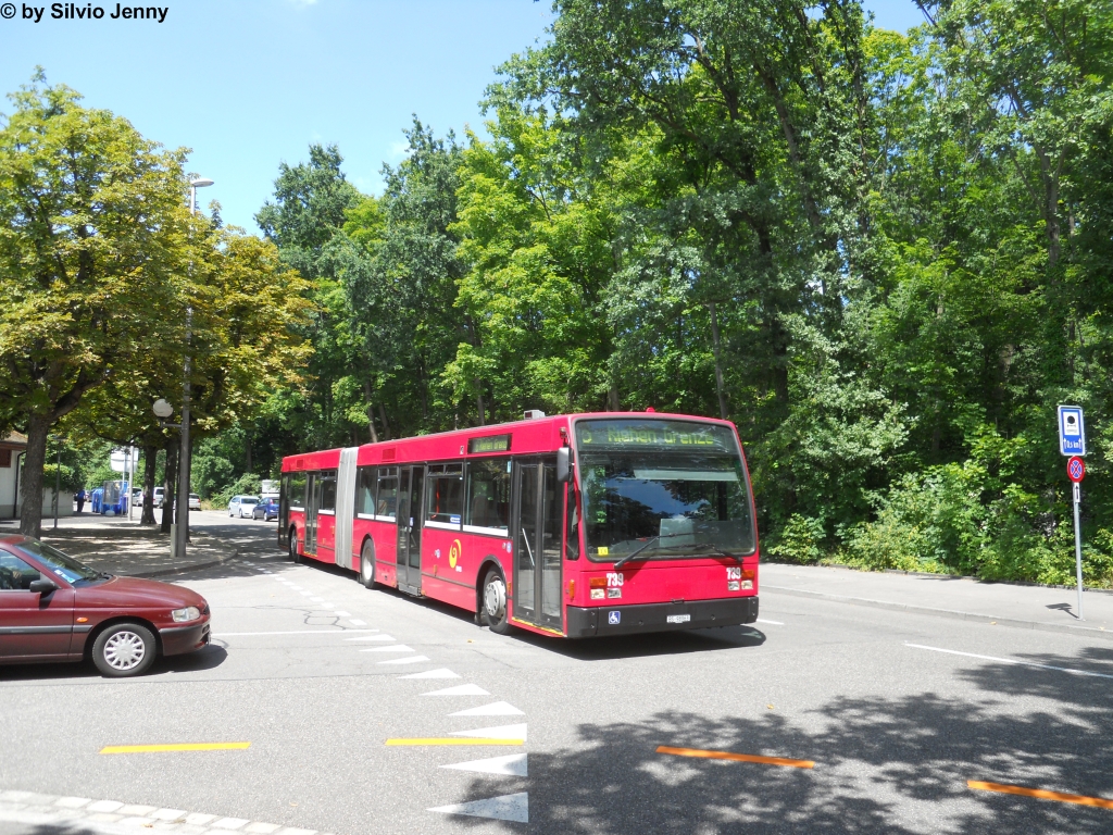 BVB Nr. 739, ex. Bernmobil Nr. 242 (VanHool AG300) am 30.7.2012 bei der Eglise. Ab hier ist die Tramlinie 6 nach Riehen unterbrochen. Da die BVB zuwenig Autobusse hatte fr den Tramersatz, kaufte man bei Bernmobil die gebruachten VanHool Autobusse.