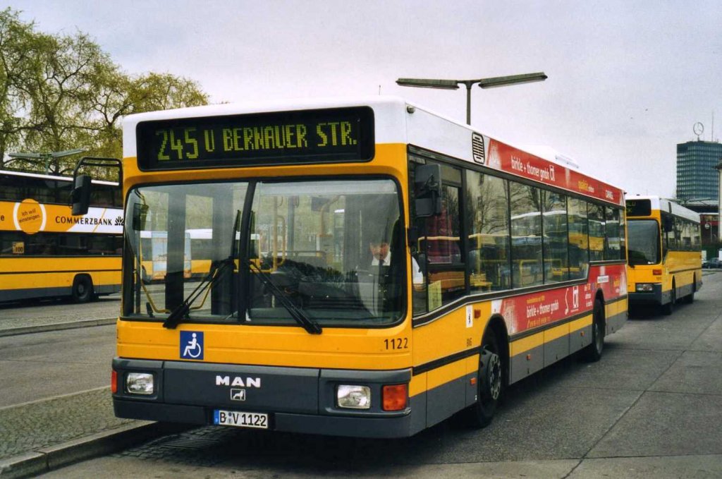 BVG 1122, ein MAN NL202, aufgenommen im April 2002 am Abstellplatz Hertzallee in Berlin.